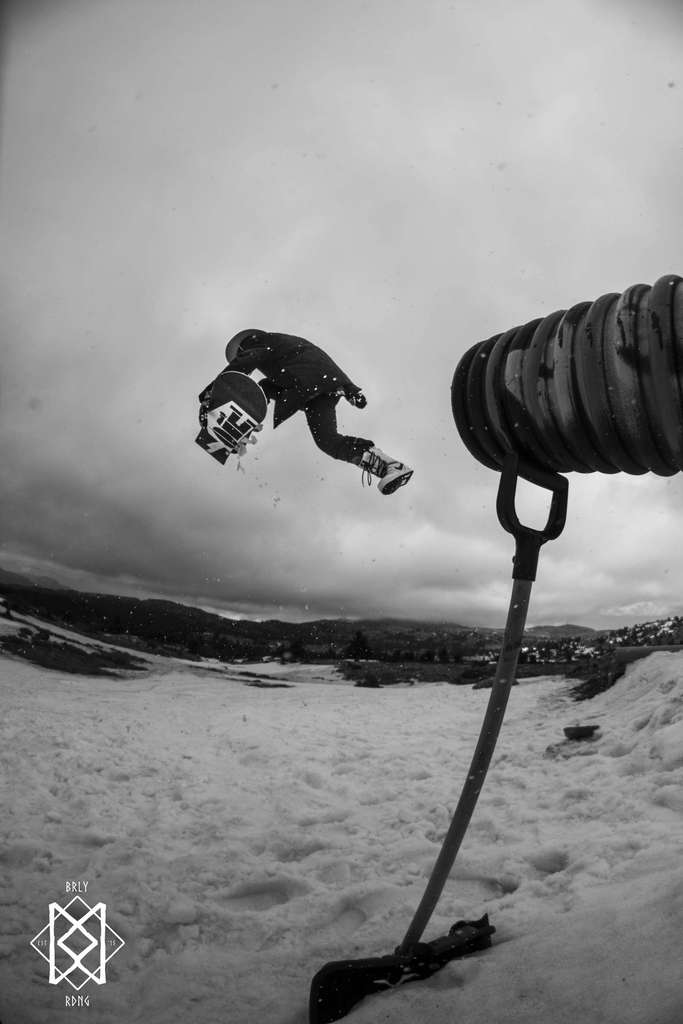 Stelios one foot bw%289%29